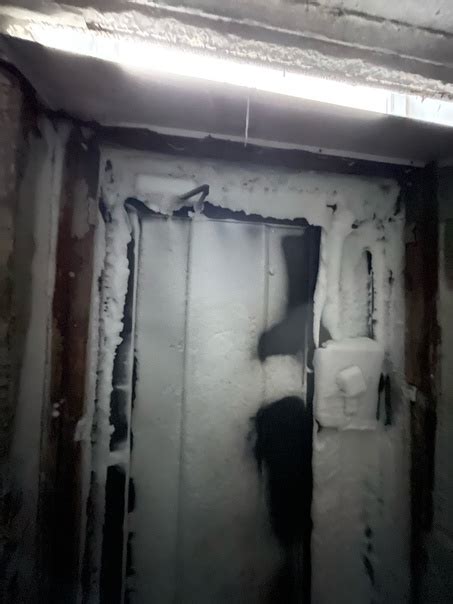 Анонимно, пожалуйста. В подвале 1 подъезда дома 70 по улице Пугачевский ...