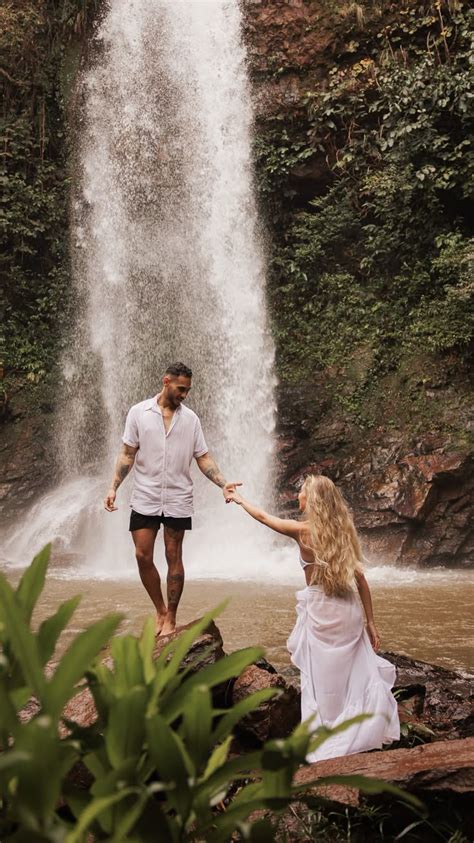 Foto De Casal Na Cachoeira - Ensaio de Casal - Cachoeira | Pre wedding photoshoot props, Outdoor ...