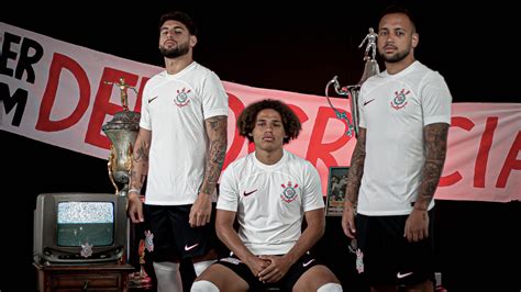 Corinthians Anuncia Uniforme Inspirado Na Democracia Corinthiana