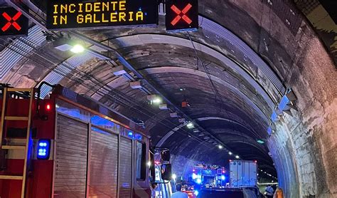 Sbalzato Dall Auto In Corsa Che Prende Fuoco Uomo Muore Sul Colpo