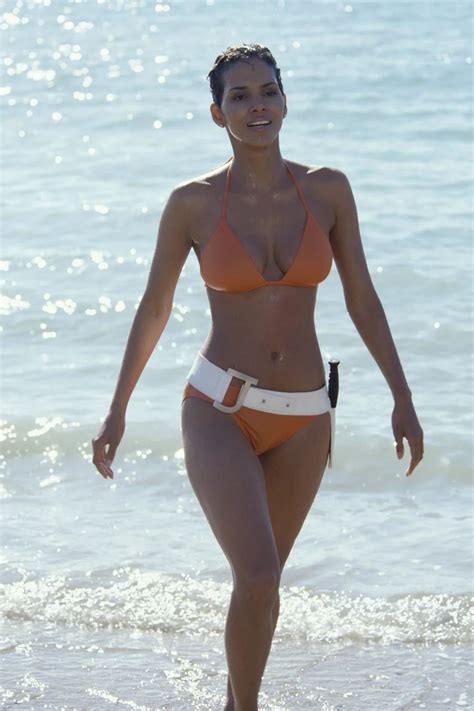 Casi el mismo bikini a 18 años de haber sido una Chica Bond a los 53 Halle Berry cuenta sus