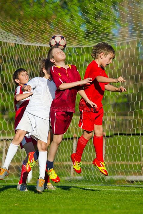 Meninos Que Jogam O Futebol Foto De Stock Imagem De Meninos