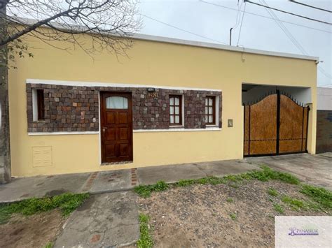 Casa En Venta De Dormitorios C Cochera En De Julio Panasiuk