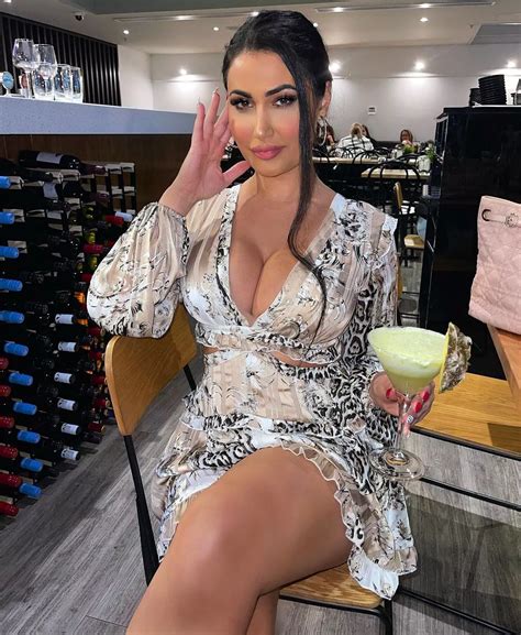 Brunette Cleavage Nudes Busty Hide NUDE PICS ORG