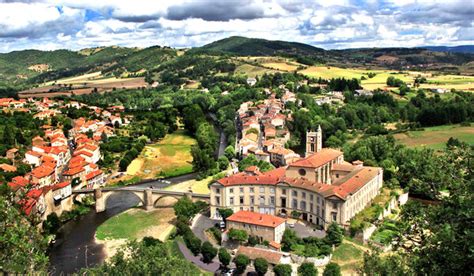 Auvergne Rhône Alpes Lavoûte Chilhac pourrait devenir le village