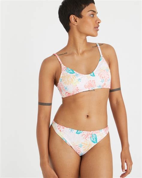 10 Hot Sexy Oliver Wallis Bikini Pics