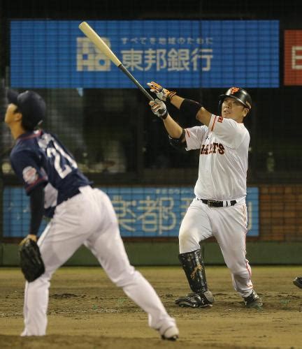 ＜巨・西＞5回1死二塁、右越え2号2ランを放つ巨人・阿部 ― スポニチ Sponichi Annex 野球