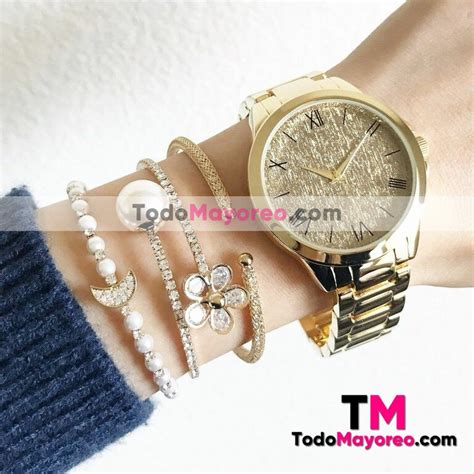 Reloj Dorado Extensible De Metal Con Destellos Y Numeros Romanos R