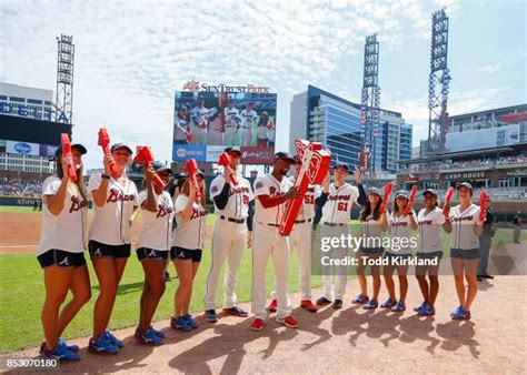 Atlanta Braves Tomahawk Team Photos and Premium High Res Pictures