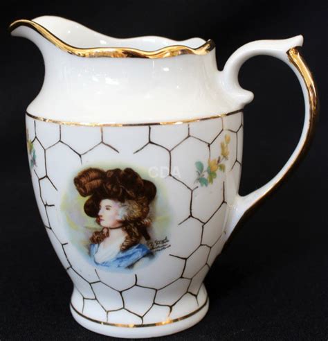 Antiga cremeira produzida em porcelana representação de dama