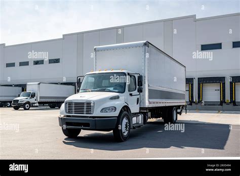 Middle Duty Industrial Standard White Day Cab Rig Semi Truck With Long