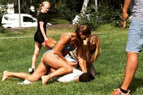 Le voleur maîtrisé par une policière en bikini