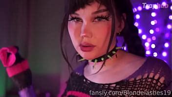 Una Animadora Transexual Caliente Se Folla El Culo Con Un Consolador XVIDEOS