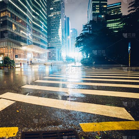 夜晚街道城市现代斑马线未来户外灯都市风景夜生活