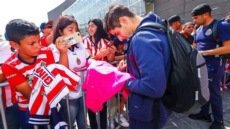 Isaac Brizuela Calla A Aficionados De Chivas En Su Llegada A