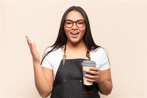 Mujer Latina Joven Que Se Siente Feliz Sorprendida Y Alegre Sonriendo Con Actitud Positiva