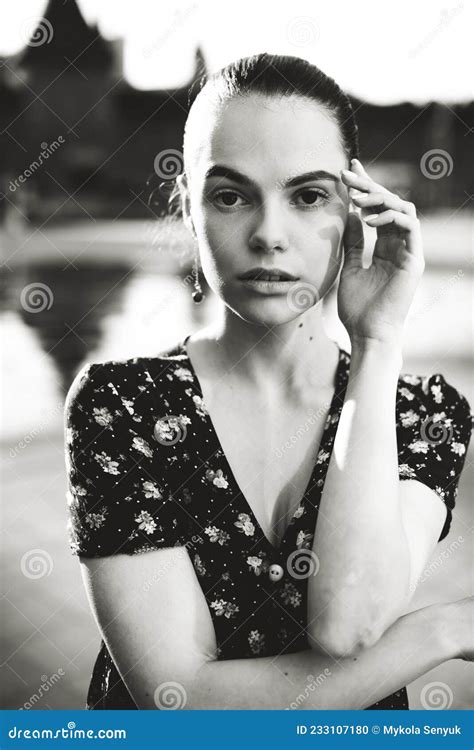 Retrato De Una Joven Elegante Brunette Con Peinado De Balerina Al