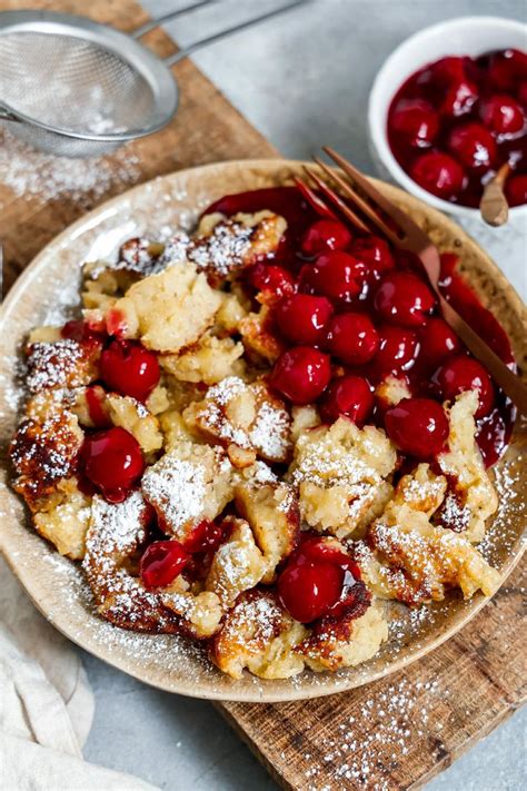 Veganer Kaiserschmarrn mit heißen Zimt Kirschen und Vanille Sauce