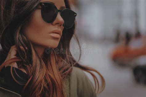 Mooie Stijlvolle Brunette Vrouw In Groene Zonnebrillen In De Buitenlucht Stock Afbeelding