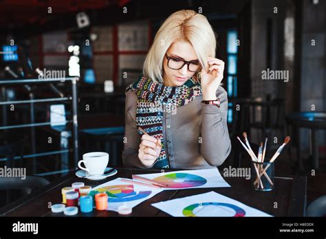 Dessin De Fille Blonde A Lunettes Banque De Photographies Et Dimages Haute R Solution Alamy