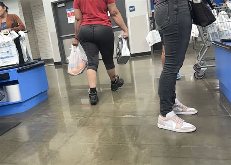 Latina Milf VPL Spandex Leggings Yoga Pants Forum