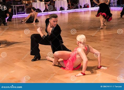 Bailarines Que Bailan La Danza Latina En La Conquista De La Danza Foto Editorial Imagen De