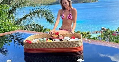 Izabela Janachowska Jab O Ska Eksponuje Figur W Sk Pym Bikini Otrz Sn A Si Po Konflikcie Ze