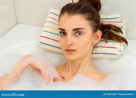 Het Mooie Jonge Brunette Ligt In De Hete Ton Stock Foto Image Of Huis Authentiek