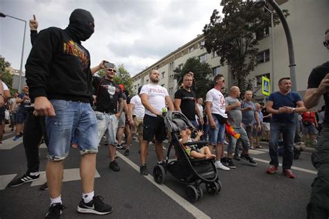 Polonia Neonazisti Ed Alleati Di Salvini Attaccano Il Gay Pride Di Bialystok Con Rosari Sassi