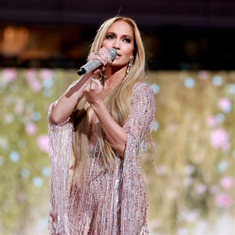 Jennifer Lopez desafía el frío en Aspen con su sexy posado en bikini HOLA