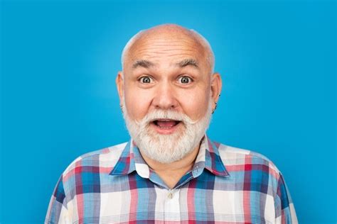 Hombre Sorprendido De Mediana Edad En El Estudio De Fondo Aislado