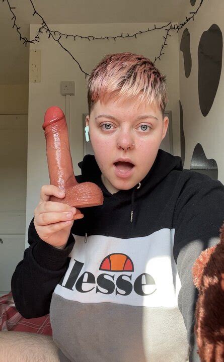 Trans Junge Alexander würgt auf einem riesigen Dildo xHamster