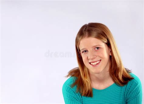 Fille Blonde Avec Des Taches De Rousseur Dans Le Studio Image Stock Image Du Couleur Enfant
