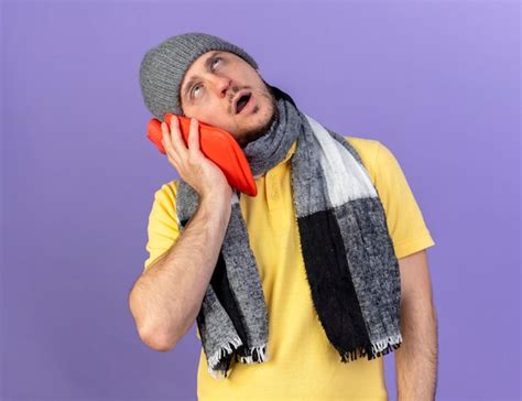 Ennuyé Jeune Homme Slave Malade Blonde Portant Un Chapeau D hiver Et Une écharpe Photo Gratuite