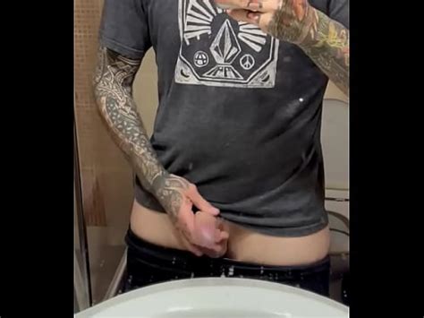 Tatuado Exibindo A Piroca No Banheiro XVIDEOS