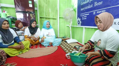 Kembangkan UMKM Di Bone Lewat Pelatihan Membuat Kue Putu Ambon