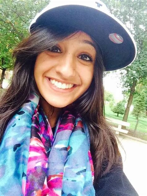 Amateur Cute Desi Babe Scrolller