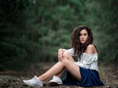 Обои girl beautiful brunette nature на рабочий стол