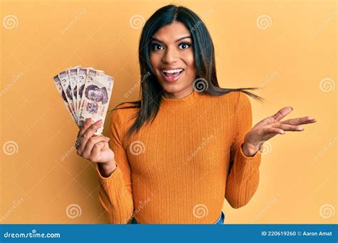 Joven Transexual Latina Sostiene Billetes De 500 Pesos Mexicanos