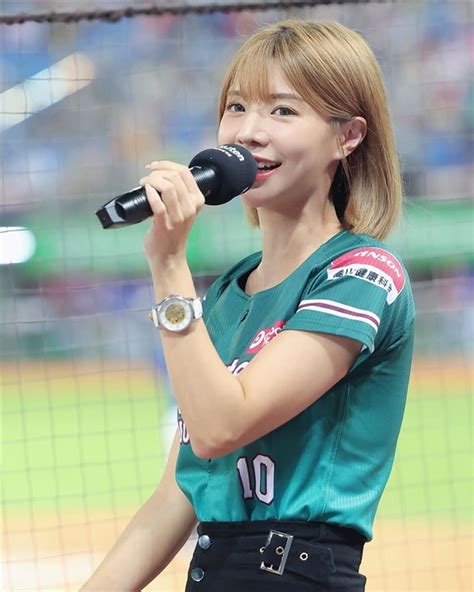 MC diện bikini tắm suối lộ vòng 1 khủng gây bão MXH