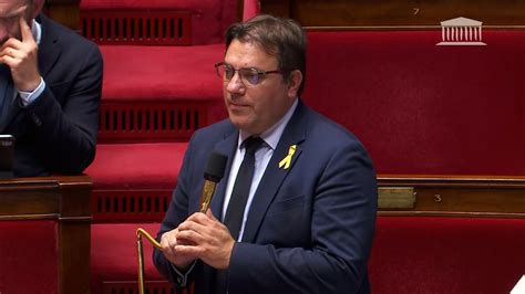 Une mère au foyer est peut être mieux à la maison un député RN