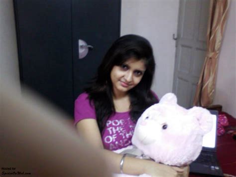 Fresh Indian And Pakistani Desi Chicks North Indian Babe Reenu Posing 23 Pics