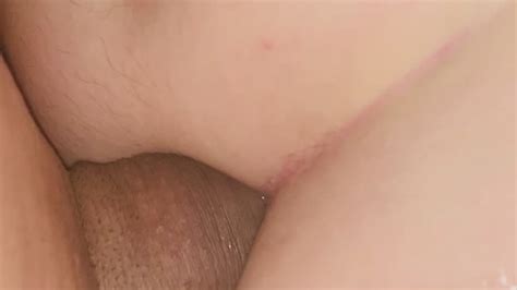 Belle blonde sexy se fait baiser dans le cul à la manière du chien par un tourmenteur avec un