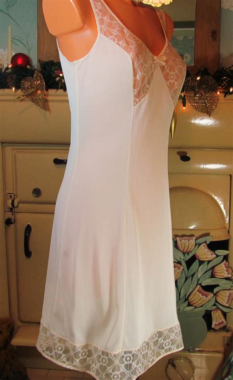 VINTAGE NUDE SLIPPY SOFT PERLON FULL SLIP NIGHTIE GOWN DRESS R Sangriasuzie S Emporium