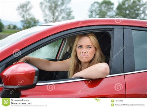 Jeune Fille Blonde Dans La Voiture Rouge Raillant Quelqu Un Photo Stock Image Du Glace