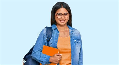 Una Joven Latina Con Una Mochila Estudiantil Y Sosteniendo Libros Con Una Sonrisa Alegre Y