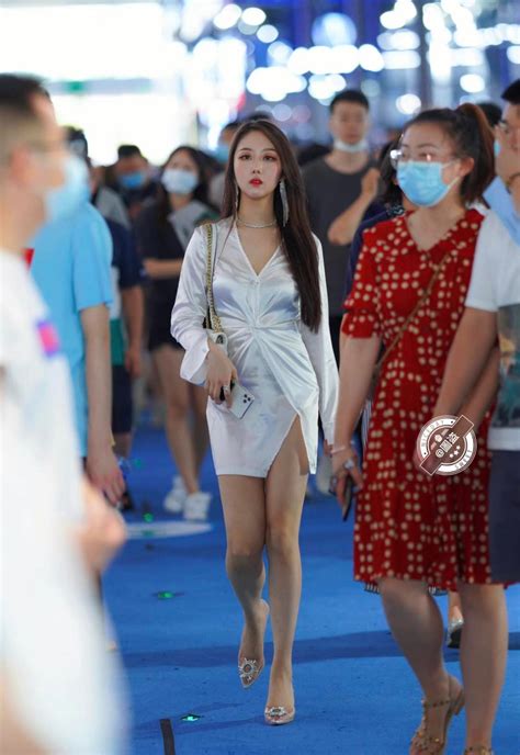 Hot girl xinh đẹp mặc váy xẻ tà cao gây chú ý trên tàu điện ngầm