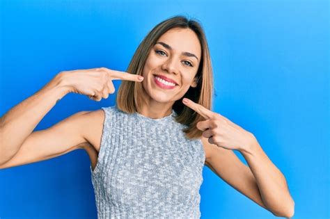 Jeune Femme Blonde Caucasienne Portant Un T Shirt D Contract Souriant Joyeux Montrant Et