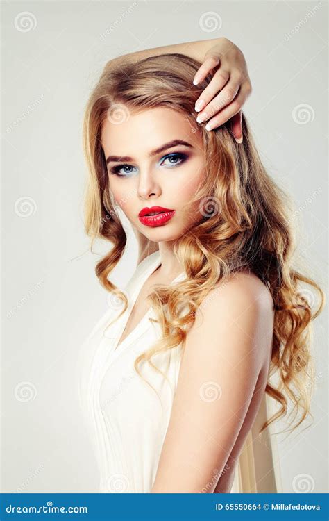 Mannequin Sensuel De Femme Coiffure Blonde Maquillage Photo Stock Image Du Filles Europ En