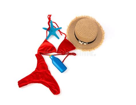 Conjunto De Moda En Vacaciones De Verano En La Playa Con Un Bikini Rojo